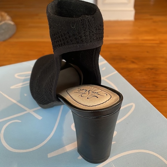 Life Stride | Alita Slingback Heel With Peep-Toe & Soft Knit Upper; Size 7.5M - Picture 15 of 17